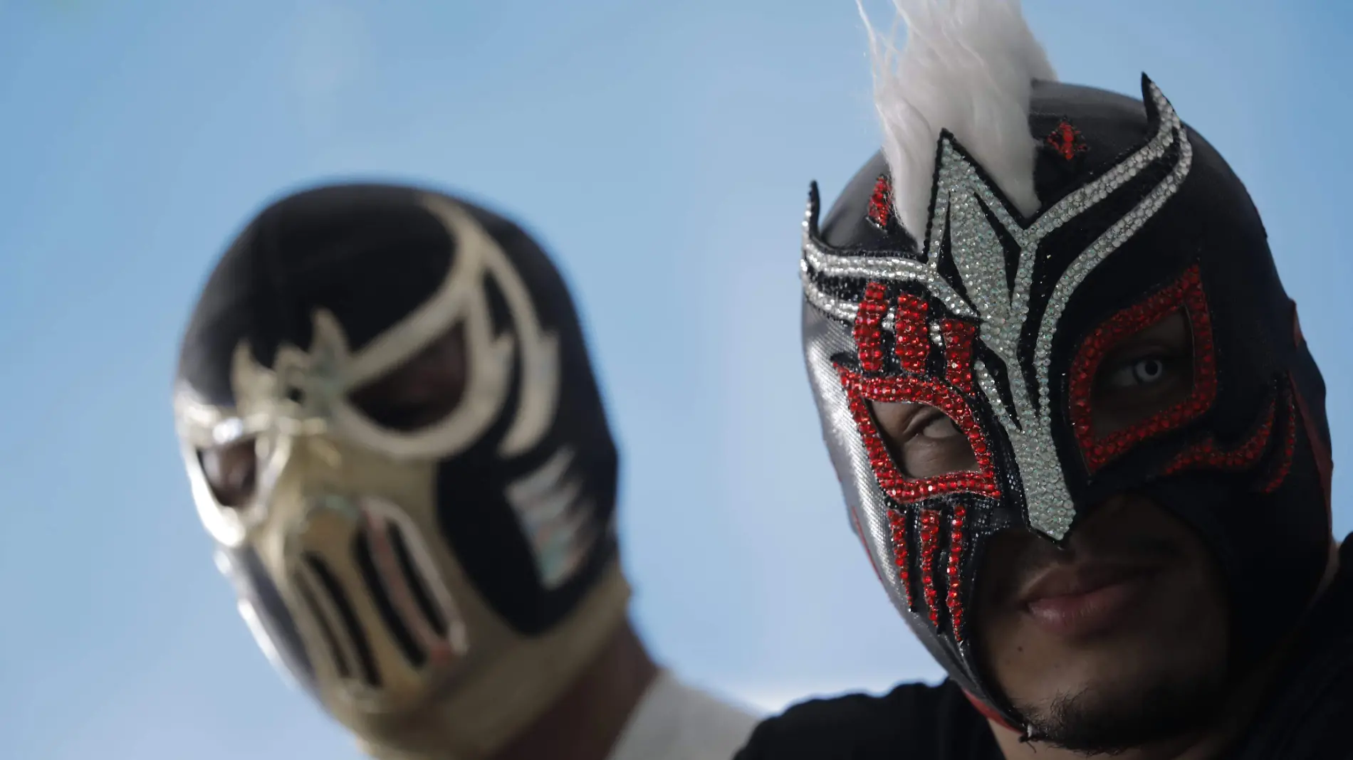 Hombres con máscaras de lucha libre